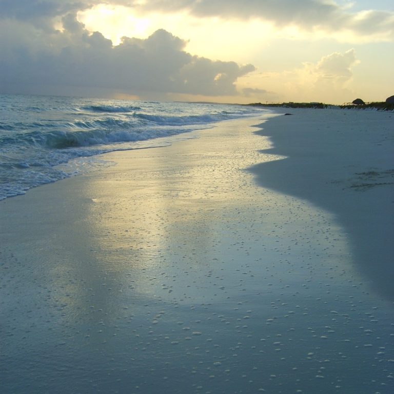 Sandy Beach in Cuba (ianjmayer.co.uk)